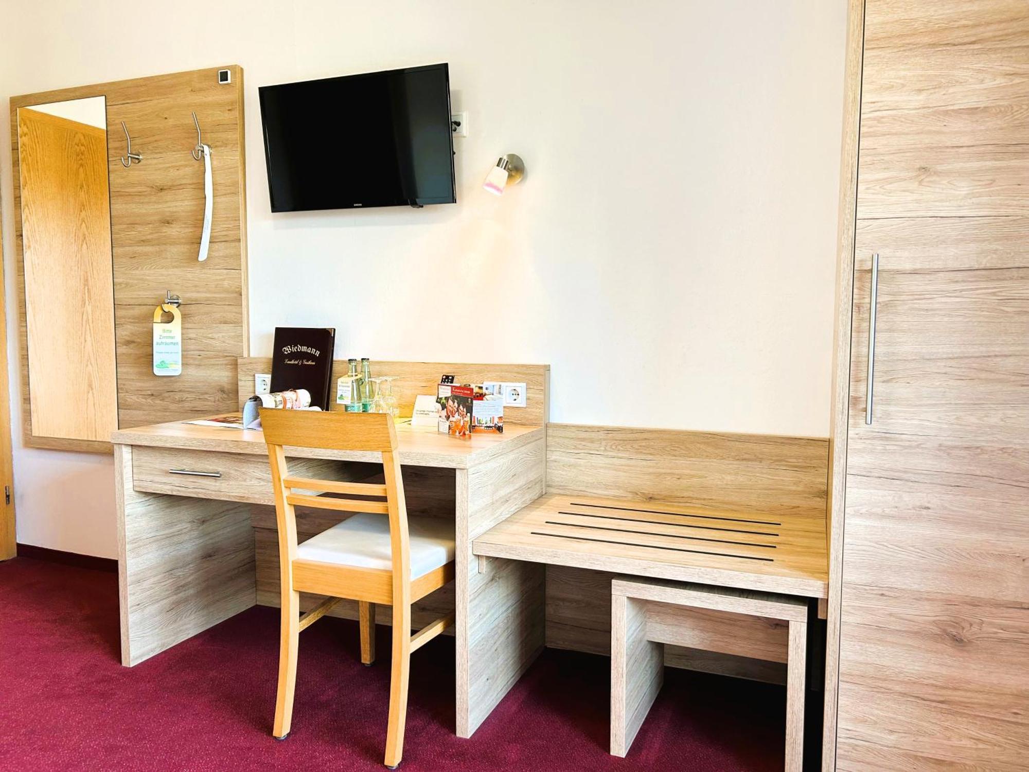 Gasthaus Und Landhotel Wiedmann Eresing Exteriör bild