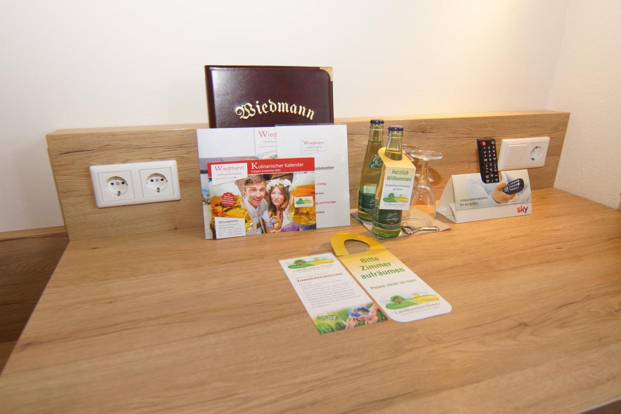 Gasthaus Und Landhotel Wiedmann Eresing Exteriör bild
