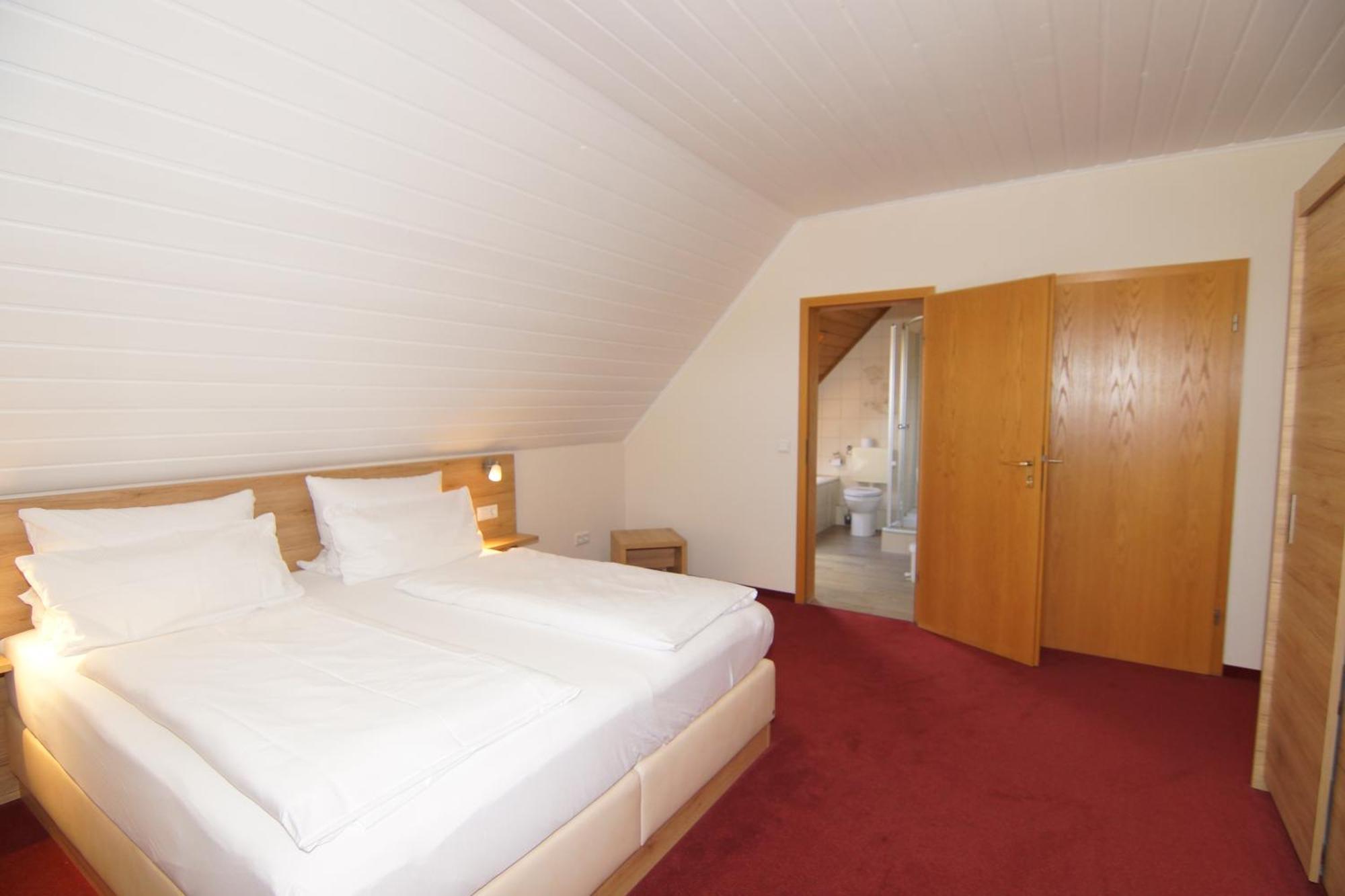 Gasthaus Und Landhotel Wiedmann Eresing Exteriör bild