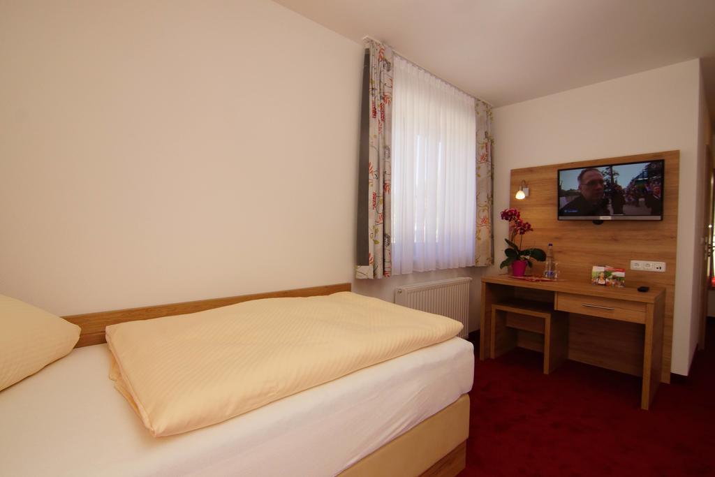 Gasthaus Und Landhotel Wiedmann Eresing Exteriör bild