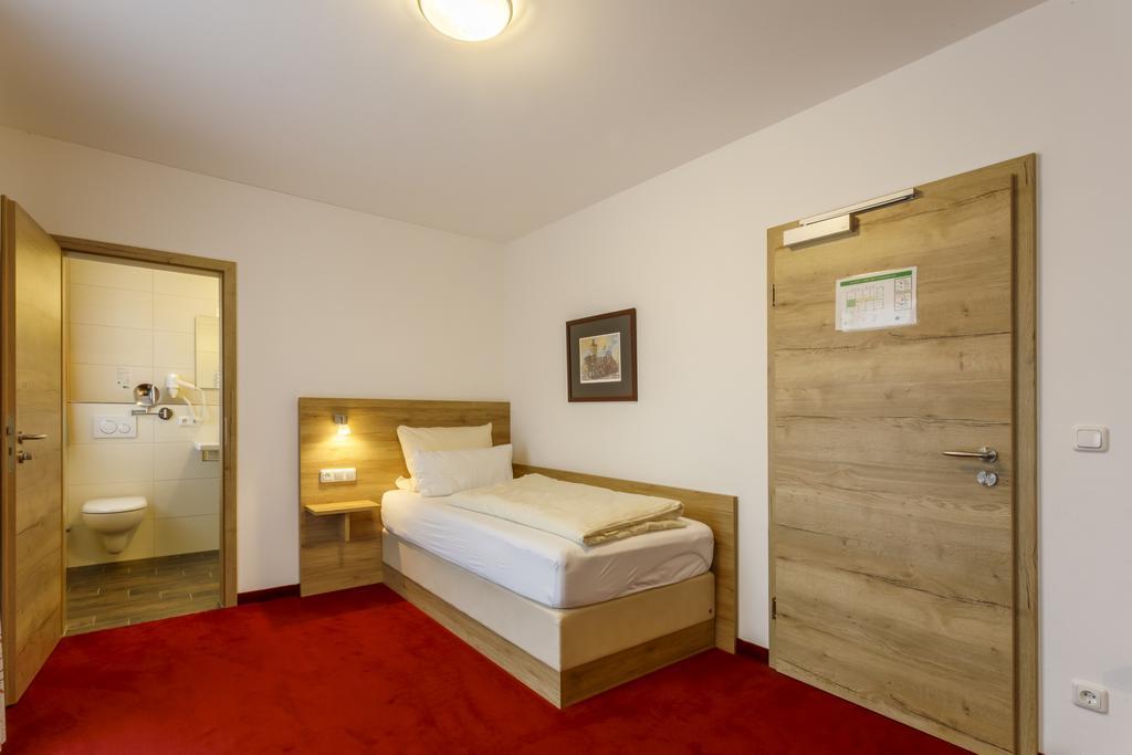Gasthaus Und Landhotel Wiedmann Eresing Exteriör bild