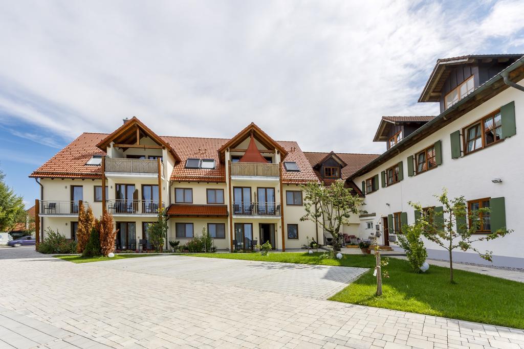 Gasthaus Und Landhotel Wiedmann Eresing Exteriör bild